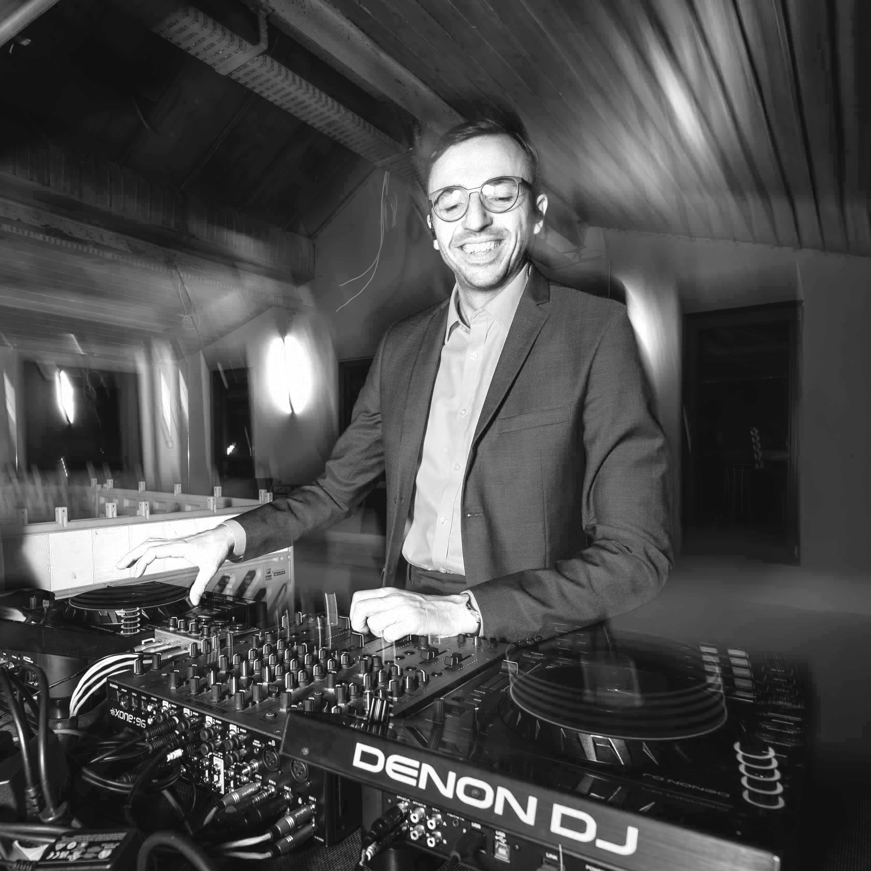 Kenduro beim DJ-Set – Live-Auftritt